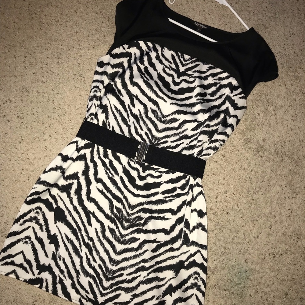 Vintage Express White tiger dress w/belt 🐅